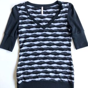 Black/Gray Stripped V-neck 1/2 Puffed Sleeve Top S
